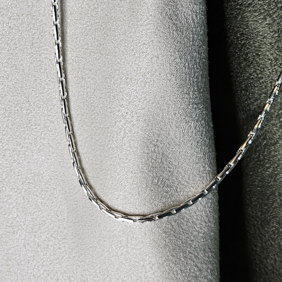 Beautiful Sterling Silver Razor Chain - Picture 5 of 11
